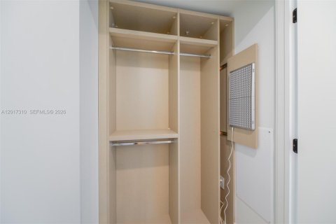 Condo in Bay Harbor Islands, Florida, 1 bedroom № 2077721 - photo 16