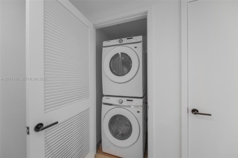 Condo in Bay Harbor Islands, Florida, 1 bedroom № 2077721 - photo 28