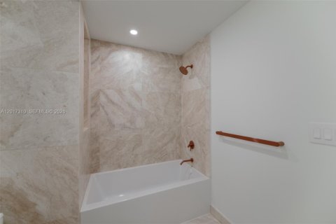 Condo in Bay Harbor Islands, Florida, 1 bedroom № 2077721 - photo 13