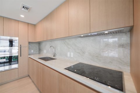 Condo in Bay Harbor Islands, Florida, 1 bedroom № 2077721 - photo 3
