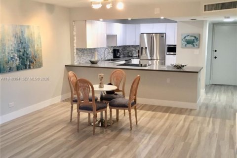 Снять в аренду кондоминиум в Майами-Бич, Флорида 1 спальня, 96.8м2, № 1999717 - фото 2