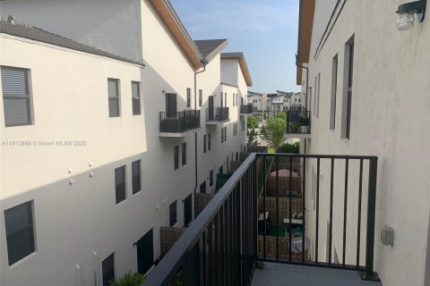 Copropriété à louer à Doral, Floride: 3 chambres, 125.14 m2 № 1969272 - photo 2