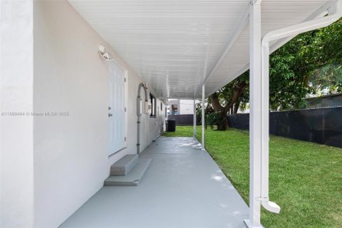 House in Miami, Florida 3 bedrooms, 122.07 sq.m. № 1950841 - photo 23