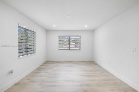 House in Miami, Florida 3 bedrooms, 122.07 sq.m. № 1950841 - photo 9