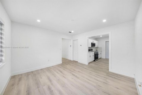 House in Miami, Florida 3 bedrooms, 122.07 sq.m. № 1950841 - photo 8