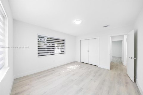 House in Miami, Florida 3 bedrooms, 122.07 sq.m. № 1950841 - photo 16