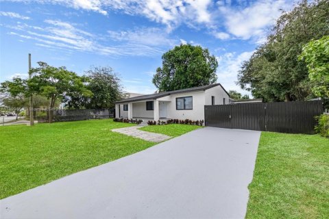 House in Miami, Florida 3 bedrooms, 122.07 sq.m. № 1950841 - photo 3