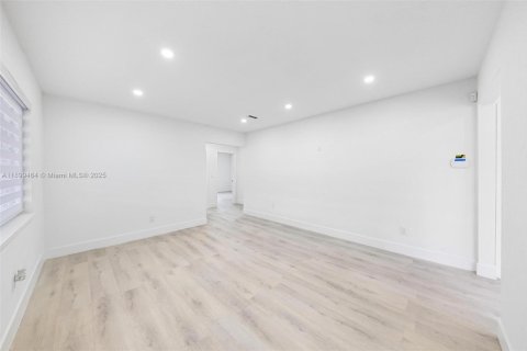 House in Miami, Florida 3 bedrooms, 122.07 sq.m. № 1950841 - photo 4
