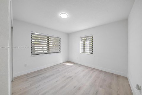 House in Miami, Florida 3 bedrooms, 122.07 sq.m. № 1950841 - photo 12