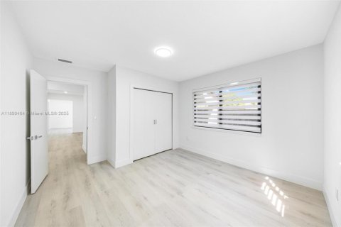 House in Miami, Florida 3 bedrooms, 122.07 sq.m. № 1950841 - photo 14