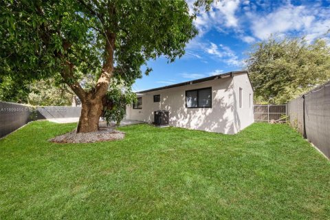 House in Miami, Florida 3 bedrooms, 122.07 sq.m. № 1950841 - photo 26