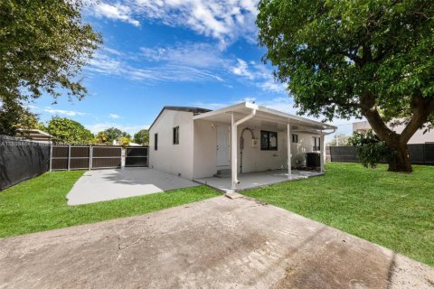 House in Miami, Florida 3 bedrooms, 122.07 sq.m. № 1950841 - photo 24