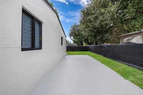 House in Miami, Florida 3 bedrooms, 122.07 sq.m. № 1950841 - photo 21