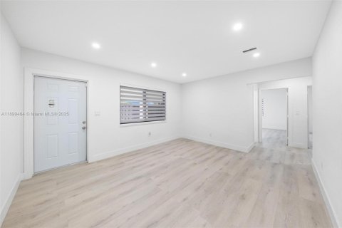 House in Miami, Florida 3 bedrooms, 122.07 sq.m. № 1950841 - photo 5