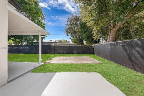 House in Miami, Florida 3 bedrooms, 122.07 sq.m. № 1950841 - photo 22