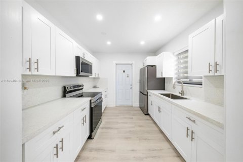 House in Miami, Florida 3 bedrooms, 122.07 sq.m. № 1950841 - photo 10