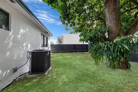 House in Miami, Florida 3 bedrooms, 122.07 sq.m. № 1950841 - photo 25