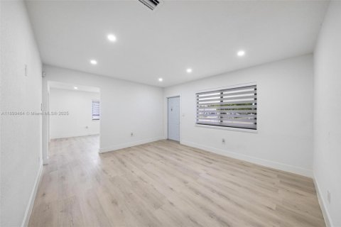 House in Miami, Florida 3 bedrooms, 122.07 sq.m. № 1950841 - photo 6