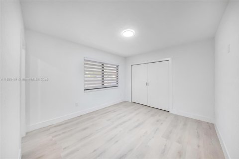 House in Miami, Florida 3 bedrooms, 122.07 sq.m. № 1950841 - photo 17