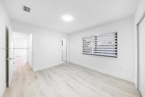 House in Miami, Florida 3 bedrooms, 122.07 sq.m. № 1950841 - photo 18