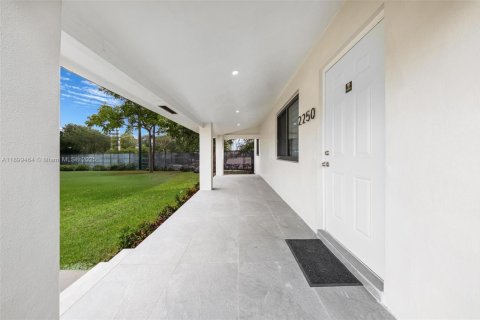 House in Miami, Florida 3 bedrooms, 122.07 sq.m. № 1950841 - photo 1