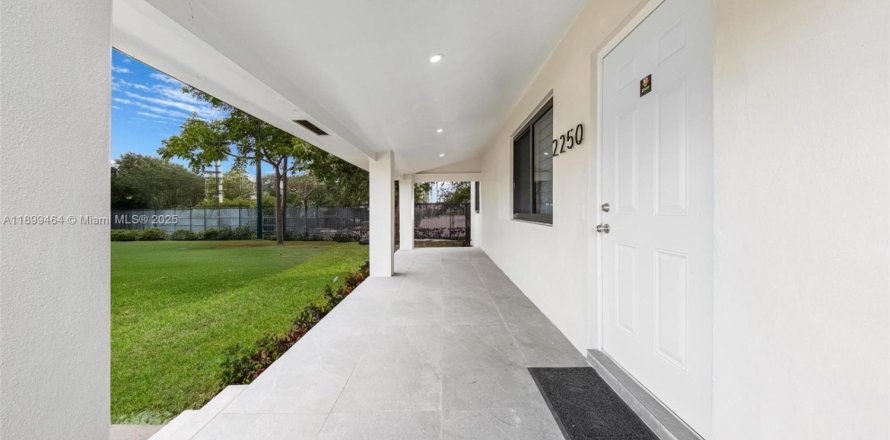House in Miami, Florida 3 bedrooms, 122.07 sq.m. № 1950841