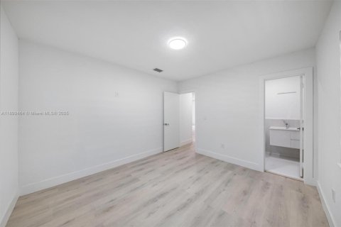 House in Miami, Florida 3 bedrooms, 122.07 sq.m. № 1950841 - photo 19