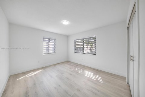 House in Miami, Florida 3 bedrooms, 122.07 sq.m. № 1950841 - photo 15