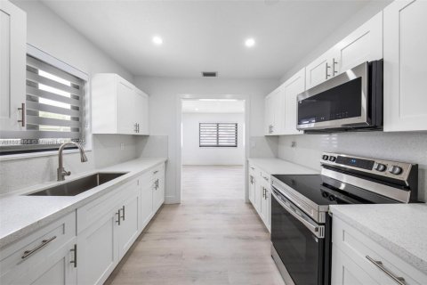 House in Miami, Florida 3 bedrooms, 122.07 sq.m. № 1950841 - photo 11
