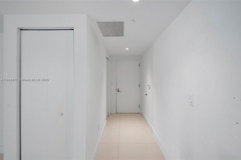 Condo in Miami, Florida, 2 bedrooms  № 1944120 - photo 3