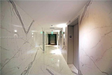 Condo in Miami, Florida, 2 bedrooms  № 1944120 - photo 29