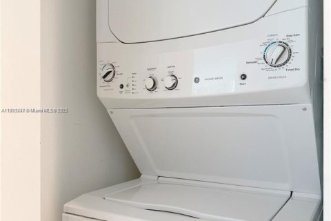 Condo in Miami, Florida, 2 bedrooms  № 1944120 - photo 15