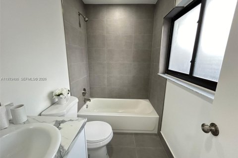 Propiedad comercial en alquiler en Miami, Florida, 1 dormitorio, 31.12 m2 № 2044652 - foto 19