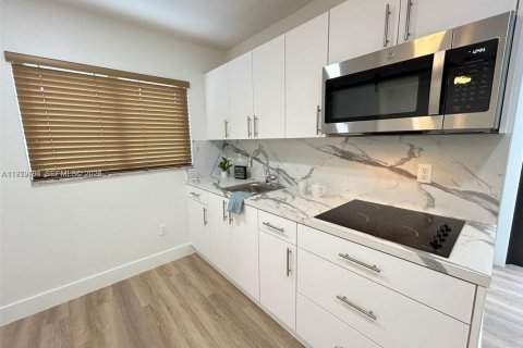 Propiedad comercial en Miami, Florida 1 dormitorio, 31.12 m2 № 2044652