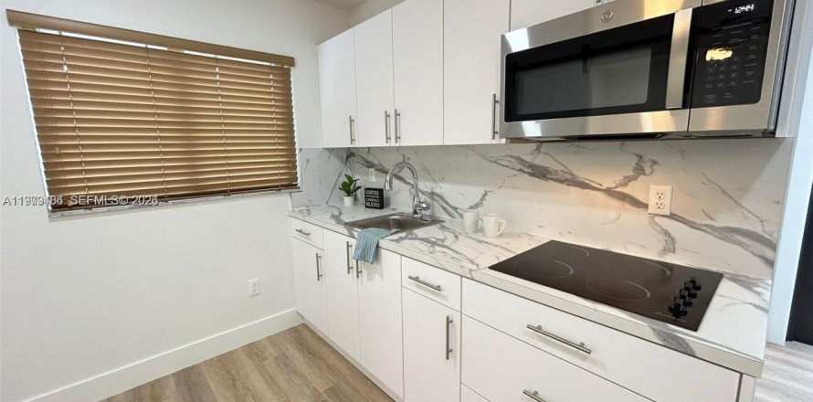 Propiedad comercial en Miami, Florida 1 dormitorio, 31.12 m2 № 2044652