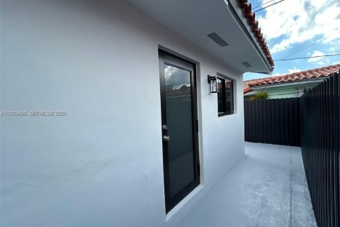 Propiedad comercial en alquiler en Miami, Florida, 1 dormitorio, 31.12 m2 № 2044652 - foto 4