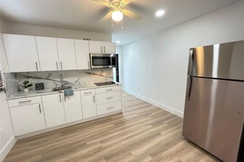 Propiedad comercial en alquiler en Miami, Florida, 1 dormitorio, 31.12 m2 № 2044652 - foto 10