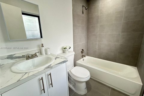 Propiedad comercial en alquiler en Miami, Florida, 1 dormitorio, 31.12 m2 № 2044652 - foto 18