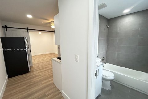Propiedad comercial en alquiler en Miami, Florida, 1 dormitorio, 31.12 m2 № 2044652 - foto 5