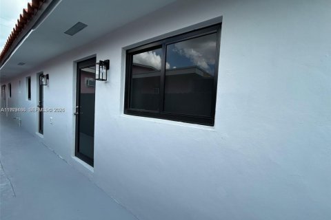 Propiedad comercial en alquiler en Miami, Florida, 1 dormitorio, 31.12 m2 № 2044652 - foto 3