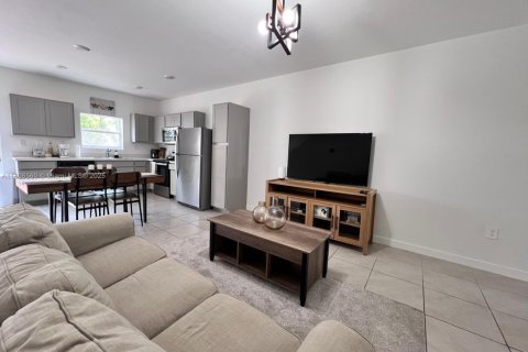 Adosado en venta en Florida City, Florida, 3 dormitorios, 127.83 m2 № 1747859 - foto 10