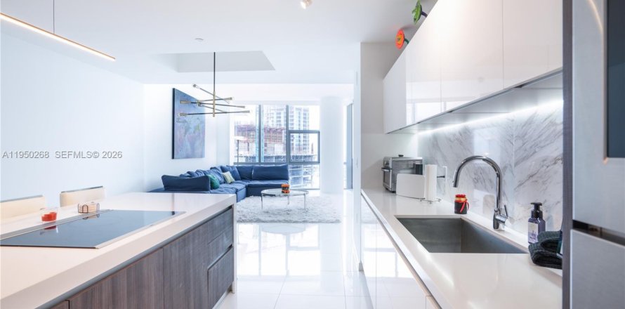Condo in Miami, Florida, 3 bedrooms  № 2090346