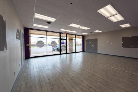 Propiedad comercial en alquiler en New Port Richey, Florida № 1068815 - foto 2