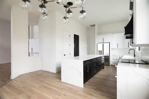 House in Windermere, Florida 3 bedrooms, 263.47 sq.m. № 2210949 - photo 6
