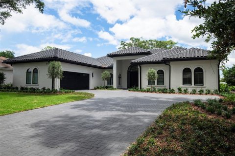 House in Windermere, Florida 3 bedrooms, 263.47 sq.m. № 2210949