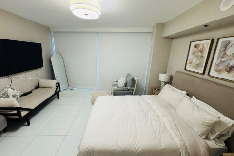 Condo in Miami, Florida, 2 bedrooms  № 2000828 - photo 16