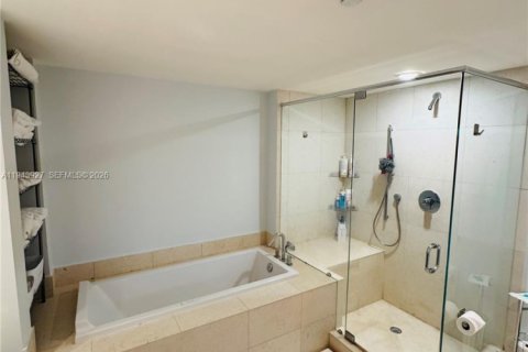 Condo in Miami, Florida, 2 bedrooms  № 2000828 - photo 10