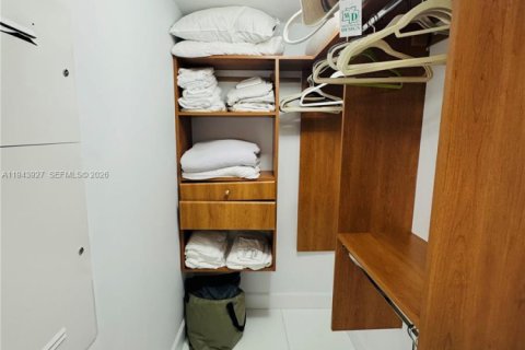 Condo in Miami, Florida, 2 bedrooms  № 2000828 - photo 13