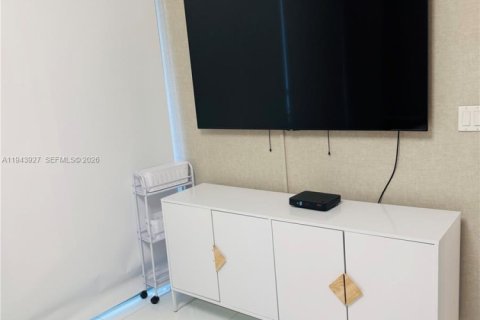 Condo in Miami, Florida, 2 bedrooms  № 2000828 - photo 7