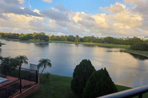 Снять в аренду кондоминиум в Майами, Флорида 1 спальня, 75.53м2, № 2045556 - фото 11